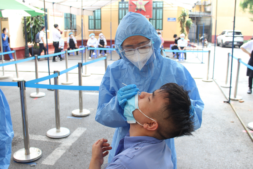 Nhân viên y tế lấy mẫu xét nghiệm COVID-19 tại Bệnh viện Hữu nghị Việt Đức (Ảnh - Lê Hảo)