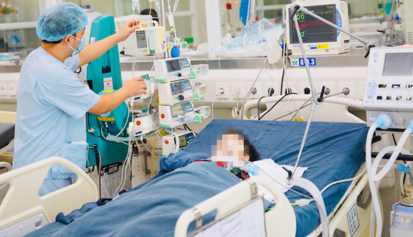 Bệnh nhi không được đưa tới bệnh viện kịp thời, bệnh tình sẽ nặng hơn, kéo theo khó khăn và tốn kém khi điều trị (Ảnh - BVCC) 