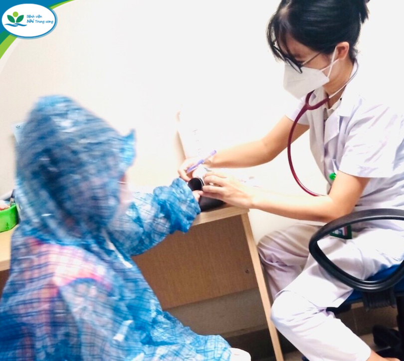 Một trường hợp trẻ đi khám được cha mẹ cho mặc áo mưa vì lo sợ lây nhiễm (Ảnh - BVCC)