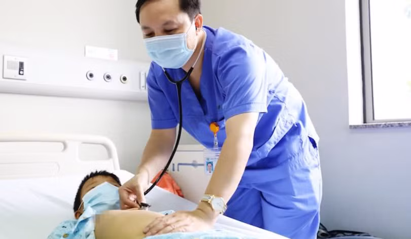 Sau 1 tuần điều trị, 8 trẻ ngộ độc hồng trâu được xuất viện ảnh 1