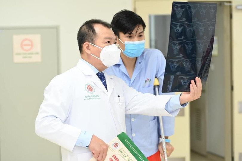 Bác sĩ xem ảnh chụp X-quang cho bệnh nhân (Ảnh - BVCC)