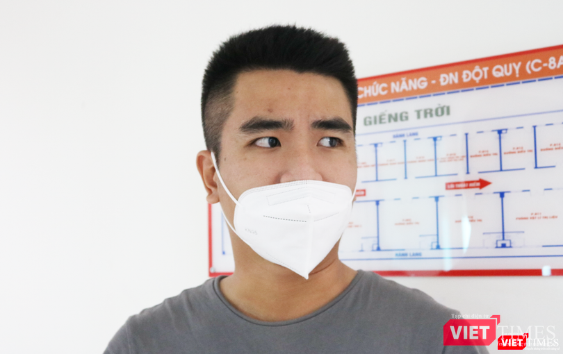 Anh C.Q.T., sống ở quận Tây Hồ – người nhà chăm sóc bệnh nhân điều trị ở BV Hữu nghị Việt Đức (Ảnh - Minh Thuý)