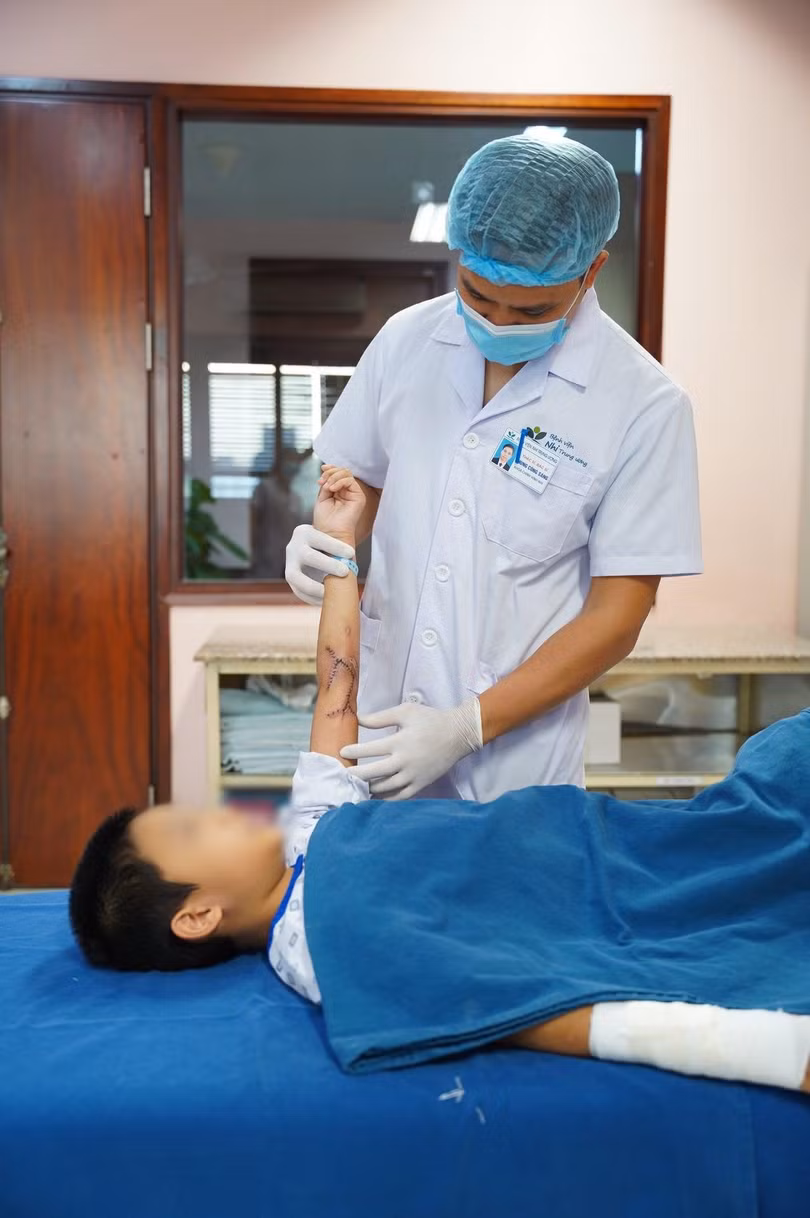 ThS.BS Phùng Công Sáng – Phụ trách Đơn vị Bỏng – Bệnh viện Nhi Trung ương khám cho bệnh nhi (Ảnh - BVCC)