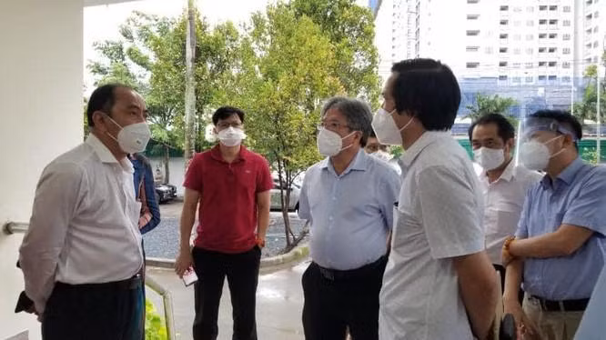 GS.TS. Trần Bình Giang trực tiếp đi kiểm tra cơ sở vật chất của bệnh viện dã chiến (Ảnh - Hoài Thương) GS.TS. Trần Bình Giang trực tiếp đi kiểm tra cơ sở vật chất của bệnh viện dã chiến (Ảnh - Hoài Thương)