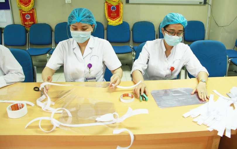 Các bác sĩ làm mũ bảo hộ chống COVID-19. Ảnh: Bệnh viện Hữu Nghị