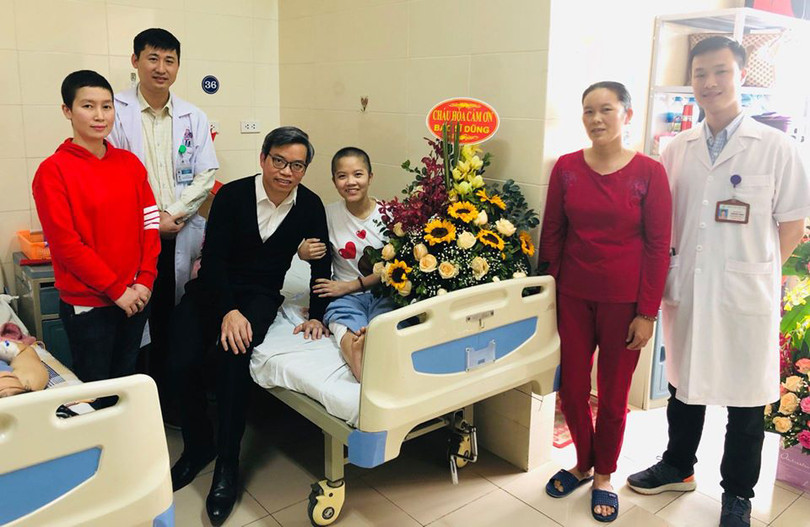 Niềm vui của bệnh nhân H. sau mổ (Từ trái qua phải: chị Đào Thị Thanh H., mổ thay ½ xương đùi cách 4 tháng; BS. Nguyễn Trần Quang Sáng, PGS TS. Trần Trung Dũng; em Lê Thị H., mẹ em Lê Thị H. và BS. Trần Đức Thanh). (Ảnh: Sơn Tùng)