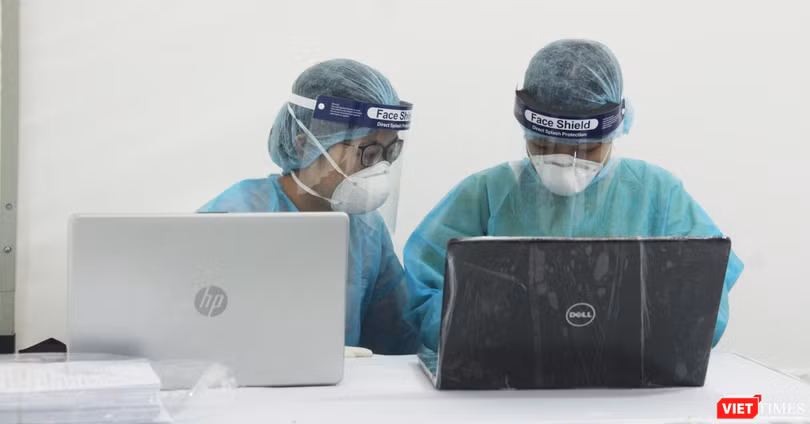 Nhân viên y tế làm ở trạm xét nghiệm COVID-19 (Ảnh: Minh Thuý) 