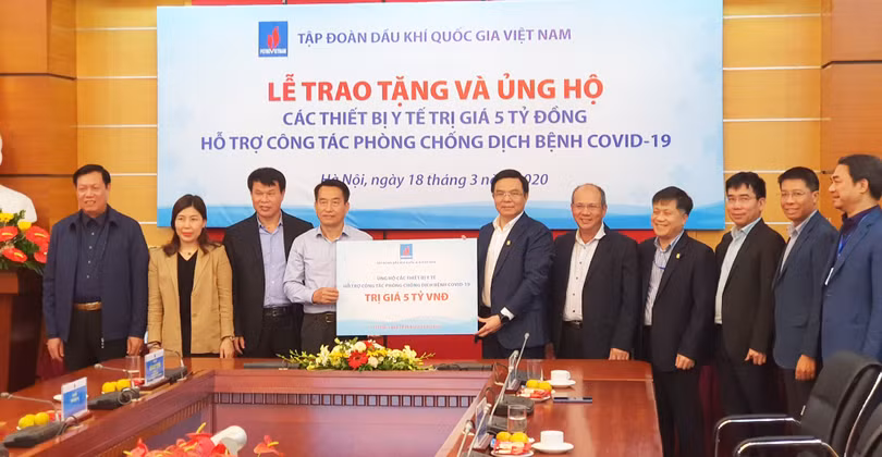 Lễ trao tặng và ủng hộ các thiết bị y tế trị giá 5 tỷ đồng cho Bộ Y tế để hỗ trợ công tác phòng, chống dịch COVID-19. Ảnh: Tuấn Dũng/BYT