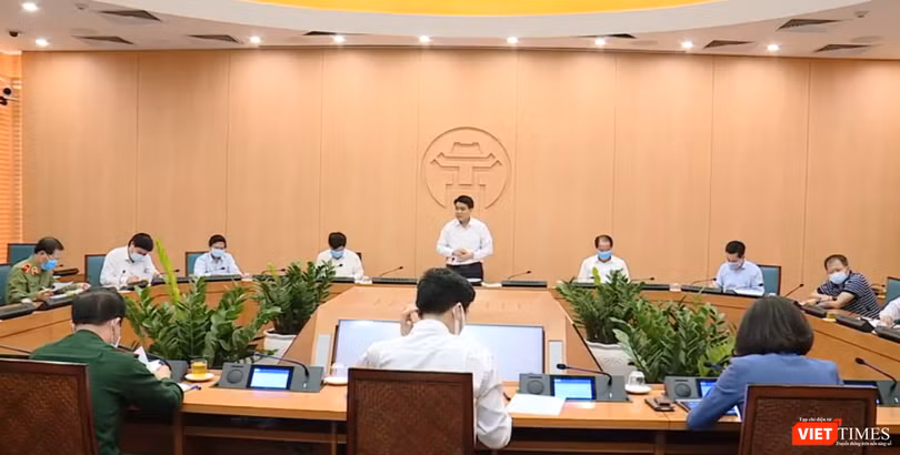 Họp Ban Chỉ đạo phòng, chống COVID-19 tại UBND TP. Hà Nội. Ảnh: Minh Thúy 