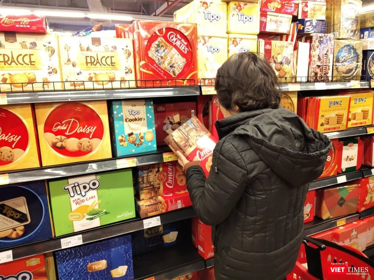 Người dân mua hàng tại siêu thị. Ảnh: Minh Thúy 