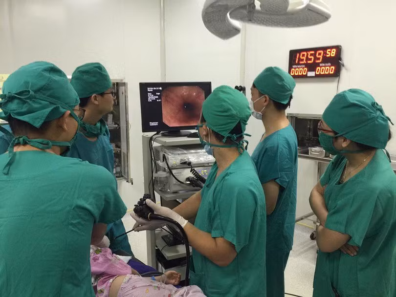Các bác sĩ nội soi gắp thành công kim băng trong thực quản cho bé gái 4 tuổi. Ảnh: BVCC