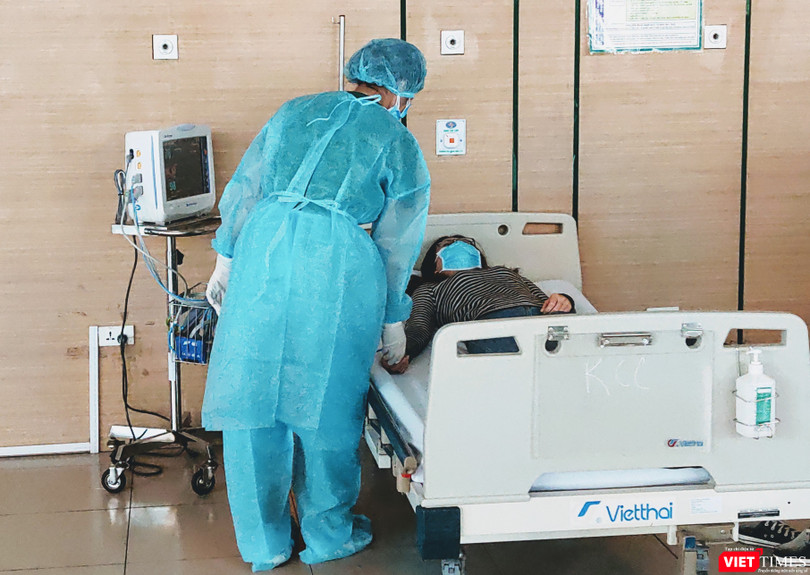 Bác sĩ chăm sóc cho bệnh nhân tại Bệnh viện Bệnh Nhiệt đới Trung ương. Ảnh: Minh Thúy 