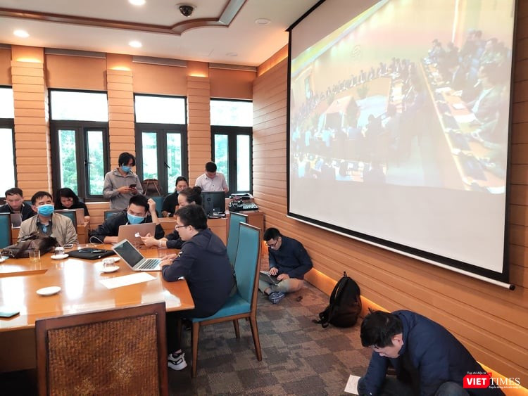 Báo chí tham dự đưa tin về cuộc họp Ban Chỉ đạo phòng, chống dịch COVID-19 ở UBND TP. Hà Nội. Ảnh: Minh Thúy 