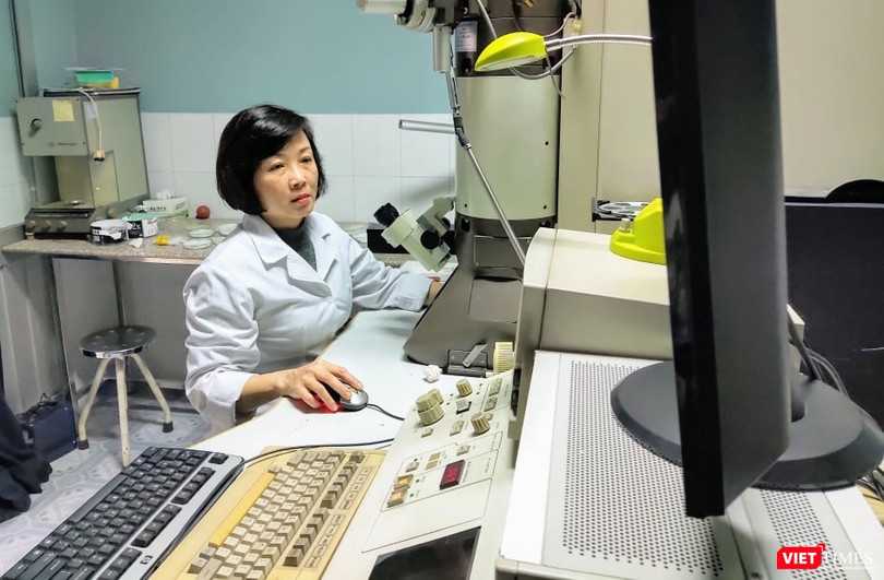 Cán bộ làm việc tại Viện Vệ sinh Dịch tễ Trung ương. Ảnh: Minh Thúy 