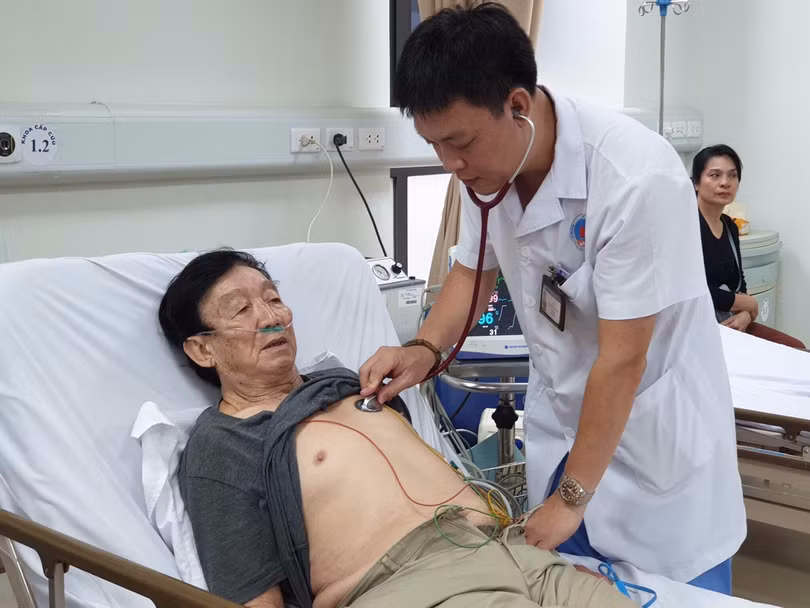 Bác thăm khám cho bệnh nhân người cao tuổi tại Bệnh viện Hữu Nghị. Ảnh: BVCC