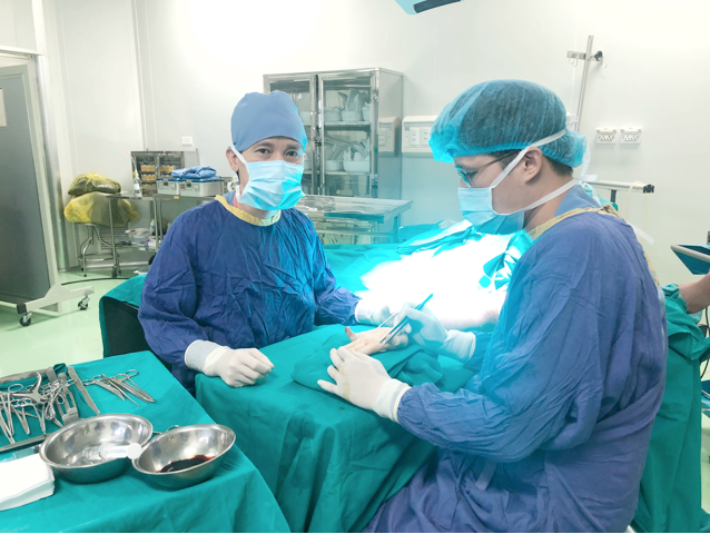 PGS.TS. Nguyễn Mạnh Khánh phẫu thuât cho ông E.M. Ảnh: BVCC