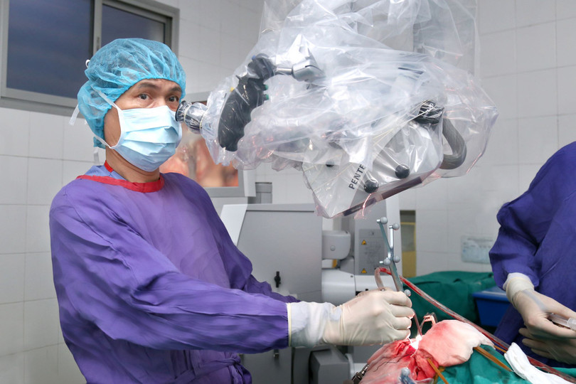 Bác sĩ phẫu thuật cho bệnh nhân tại Bệnh viện Hữu nghị Việt Đức. Ảnh: BVCC