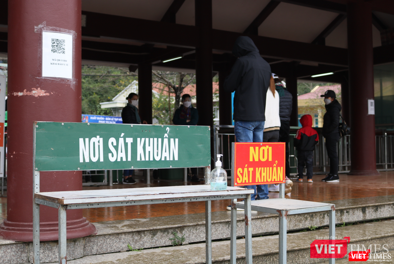 Khu vực sát khuẩn ở cổng soát vé của chùa Hương (Ảnh - Minh Thuý)