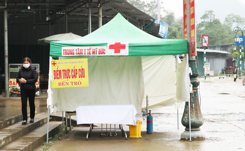 Điểm trực cấp cứu Bến Trò ngay cạnh cổng soát vé Chùa Hương không 1 bóng người (Ảnh - Minh Thuý) 