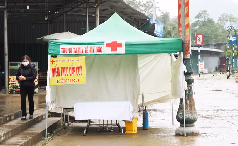 Điểm trực cấp cứu Bến Trò ngay cạnh cổng soát vé Chùa Hương không 1 bóng người (Ảnh - Minh Thuý) 