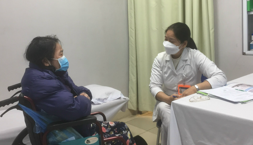 Bác sĩ khám, tư vấn cho người bệnh (Ảnh - BVCC)