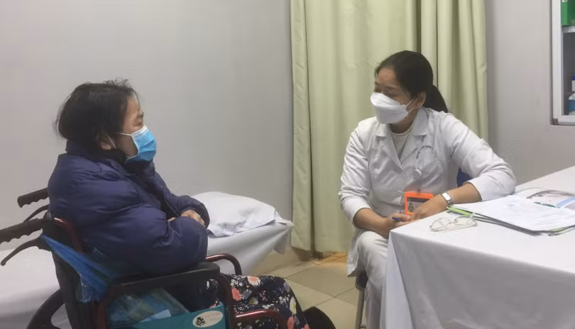 Bác sĩ khám, tư vấn cho người bệnh (Ảnh - BVCC)