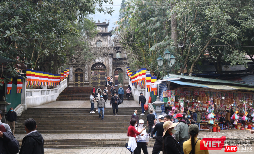 Dòng người tấp nập đổ về chùa Thiên Trù (Ảnh - Hiếu Nguyễn)