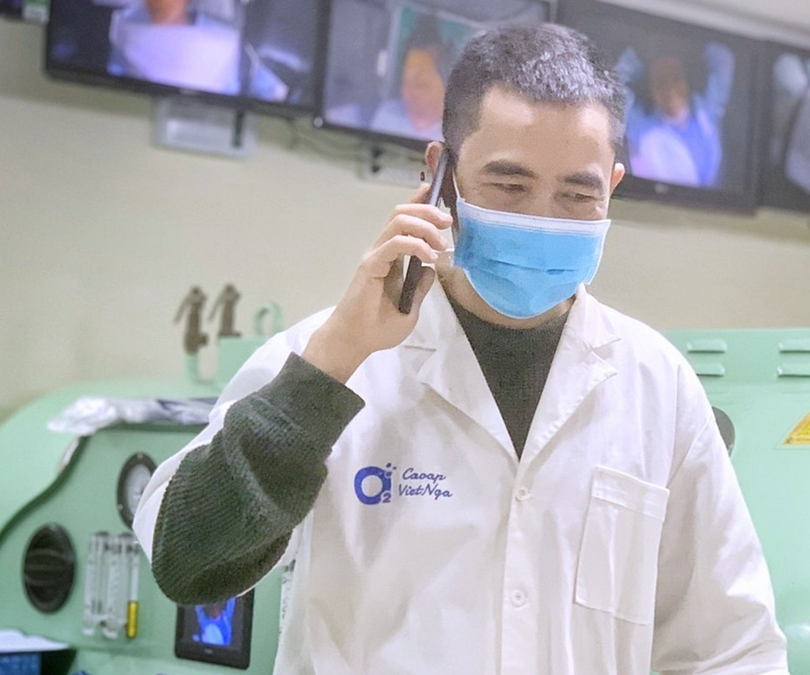 BS. Nguyễn Huy Hoàng tư vấn cho F0 điều trị tại nhà (Ảnh - NVCC)