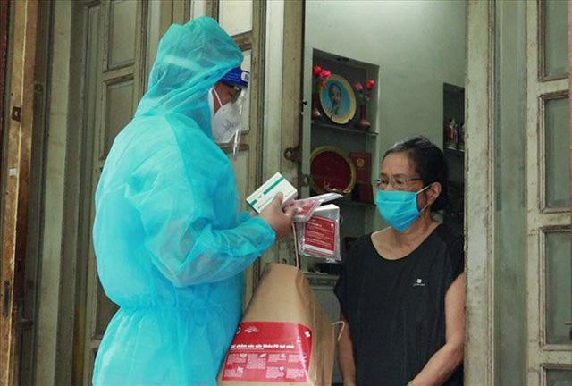 Nhân viên y tế ở Yên Bái tư vấn cho F0 uống thuốc điều trị COVID-19 tại nhà (Ảnh - BYT) Nhân viên y tế ở Yên Bái tư vấn cho F0 uống thuốc điều trị COVID-19 tại nhà (Ảnh - BYT)