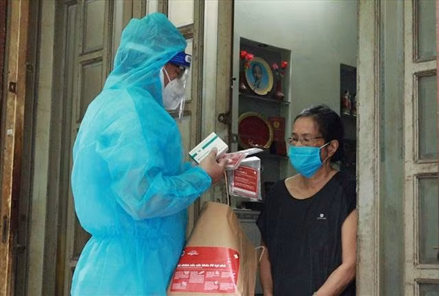 Nhân viên y tế ở Yên Bái tư vấn cho F0 uống thuốc điều trị COVID-19 tại nhà (Ảnh - BYT)