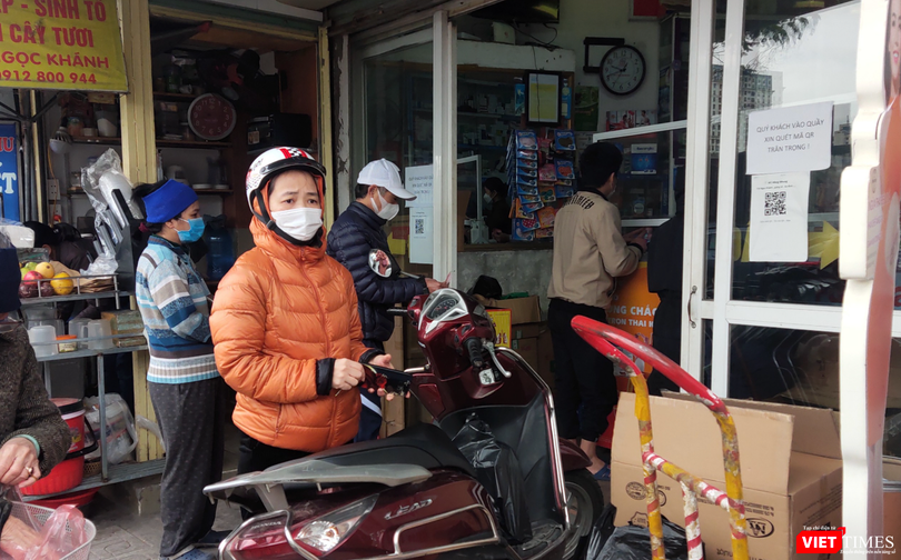 Người dân lo lắng xếp hàng mua thuốc về cho gia đình (Ảnh - Minh Thuý) 