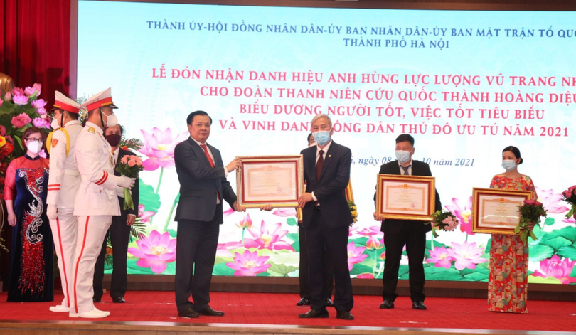 BS CKII. Khổng Minh Tuấn - Phó Giám đốc CDC Hà Nội- nhận bằng khen của Thủ tướng Chính phủ (Ảnh - BSCC)