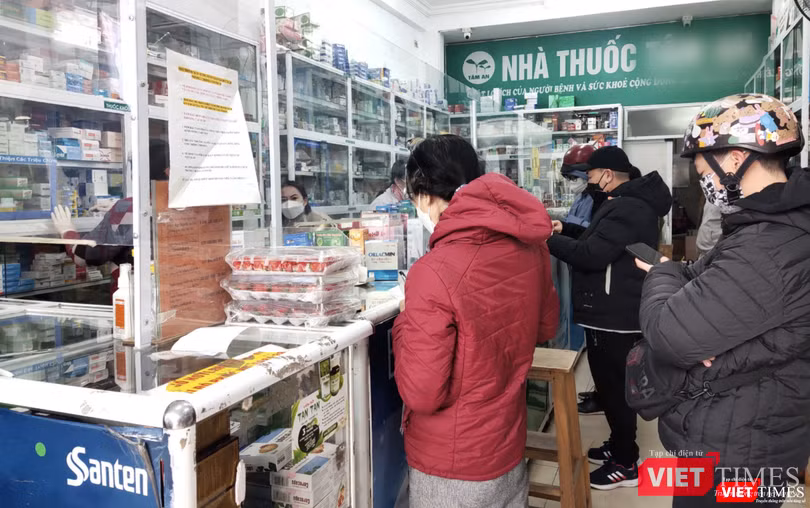 Người dân xếp hàng mua thuốc (ảnh Minh Thuý)