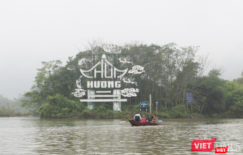 Du khách đi đò vãn cảnh chùa Hương (Ảnh - Minh Thuý)