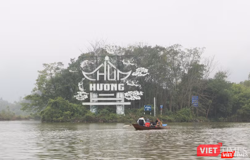 Du khách đi đò vãn cảnh chùa Hương (Ảnh - Minh Thuý) Du khách đi đò vãn cảnh chùa Hương (Ảnh - Minh Thuý)