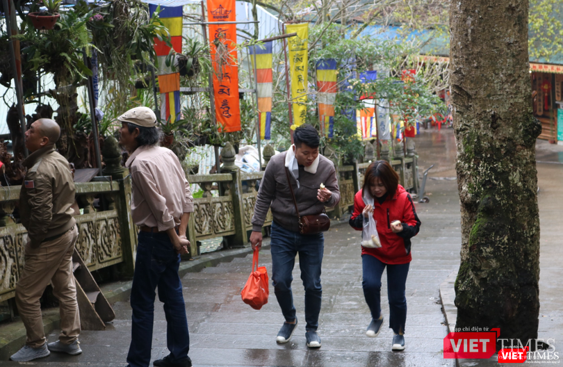 Người dân ăn uống, trò chuyện thoải mái trên đường vào chùa Hương như không có dịch bệnh hiện hữu (Ảnh - Minh Thuý)