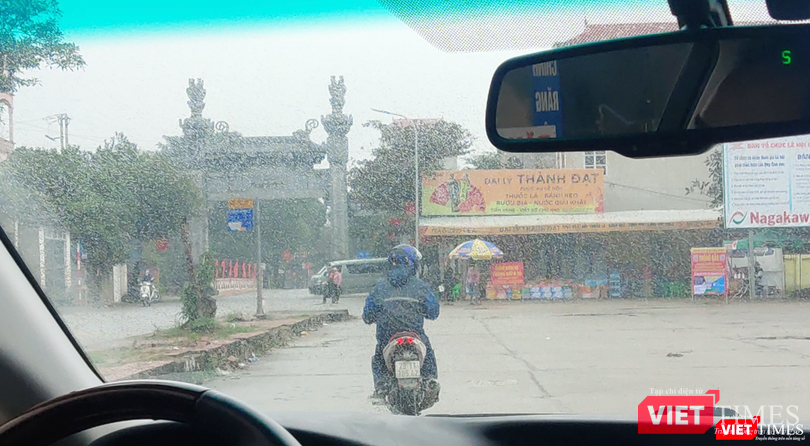 Cò mồi chèo kéo PV ngay từ cổng chào (Ảnh - Minh Thuý)