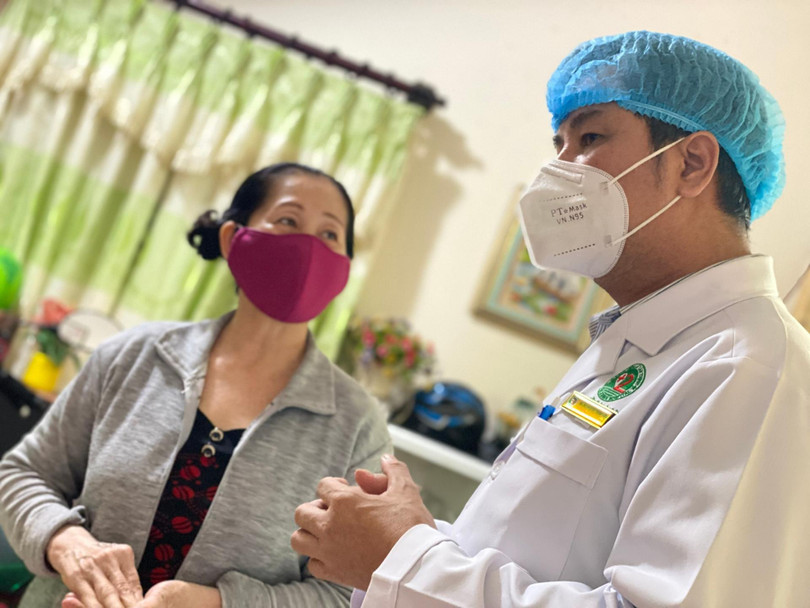 Bác sĩ dặn dò người nhà bệnh nhân chăm sóc, điều trị cho F0 tại nhà (Ảnh - BYT)