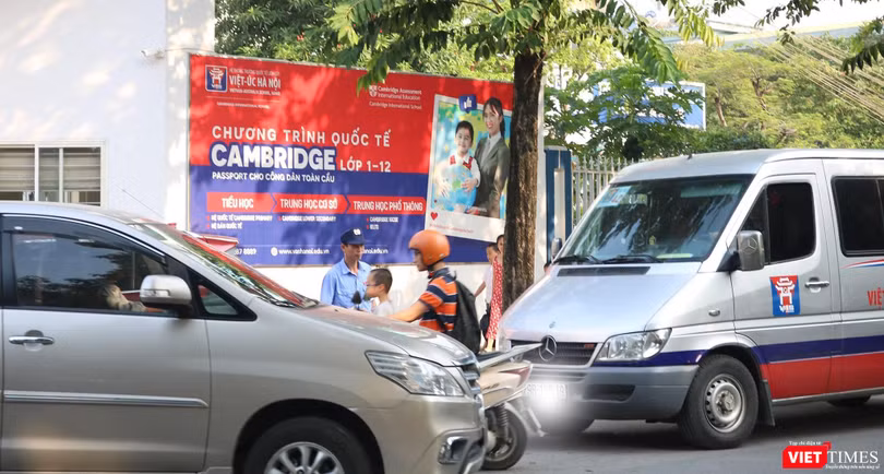 Xe đưa đón học sinh ở bên ngoài cổng trường. Ảnh: Minh Thúy