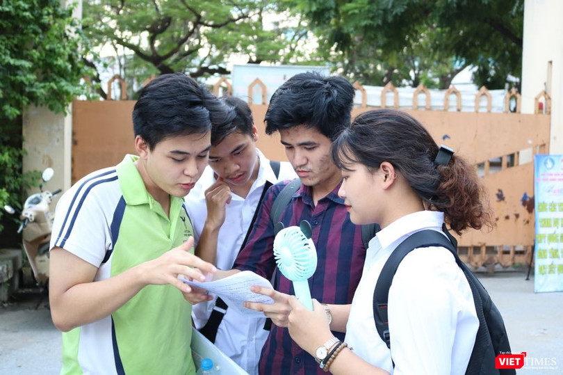 Thí sinh trao đổi sau khi thi xong môn Ngoại ngữ tại diểm thi Trường THPT Nguyễn Trãi - Ba Đình. Ảnh: Minh Thúy