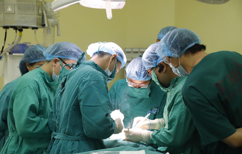 Ekip phẫu thuật cho bệnh nhân T. 