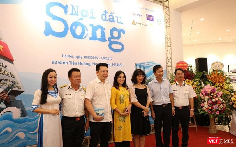 Lễ ra mắt sách, triển lãm ảnh với chủ đề “Nơi đầu sóng”. Ảnh: Minh Thúy