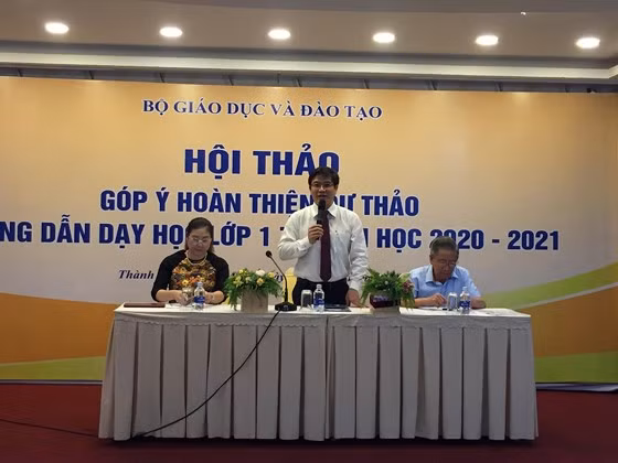 TS Thái Văn Tài, quyền Vụ trưởng Vụ giáo dục tiểu học (Bộ GD-ĐT) chủ trì hội thảo. Ảnh: SGGPO 