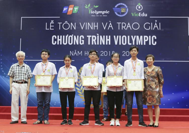 Các thí sinh nhận giải tại buổi lễ tôn vinh (Ảnh: Báo tin tức) 