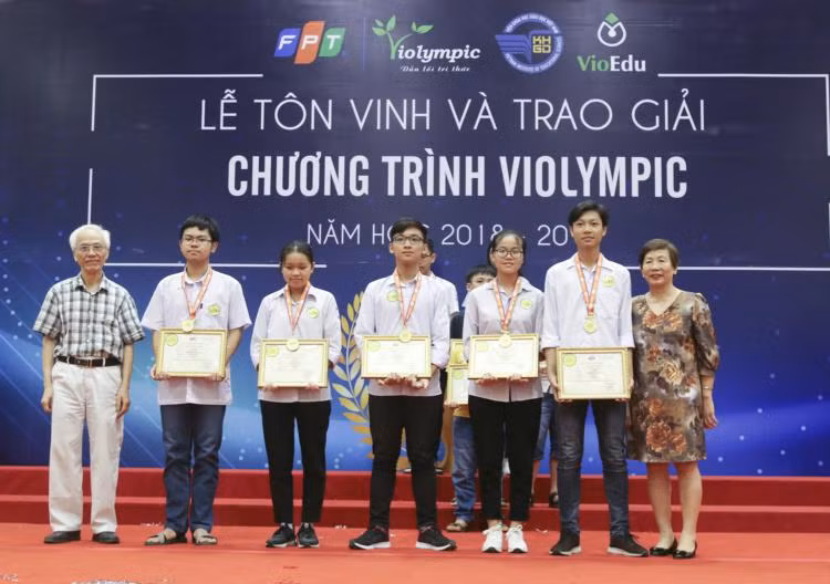 Các thí sinh nhận giải tại buổi lễ tôn vinh (Ảnh: Báo tin tức) 