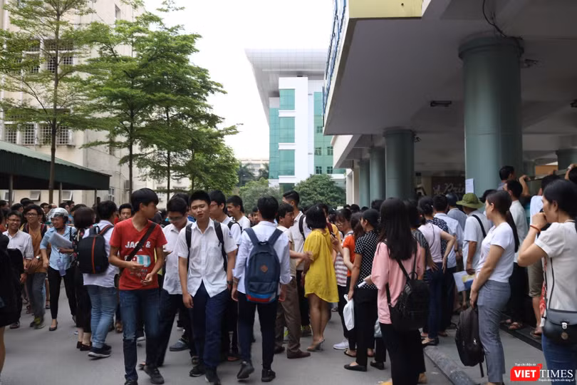 Học sinh ra về sau khi thi xong. Ảnh: Minh Thúy