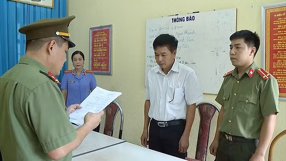 Cơ quan điều tra công bố quyết định khởi tố ông Trần Xuân Yến, Phó giám đốc Sở GD&ĐT tỉnh Sơn La. 