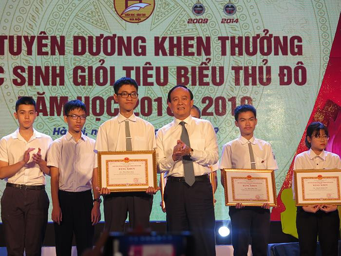 Ủy viên Ban Thường vụ Thành ủy, Phó Chủ tịch Thường trực HĐND thành phố Nguyễn Ngọc Tuấn trao Bằng khen cho học sinh giỏi tiêu biểu Thủ đô. (Ảnh: Hà Nội mới)