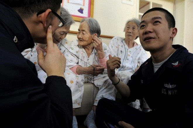 Daniel Layug (phải) trong một hoạt động tình nguyện năm 2010. Ảnh:Washington Post Daniel Layug (phải) trong một hoạt động tình nguyện năm 2010. Ảnh:Washington Post