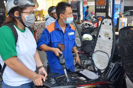 Do gánh quá nhiều chi phí, giá bán lẻ xăng dầu trong nước chưa thể giảm mạnh theo thế giới Ảnh: Tấn Thạnh